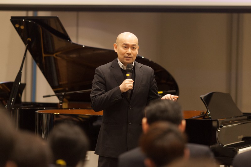Dr Karl Lo introducing music masterpieces to the audience